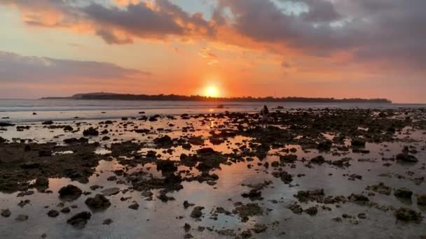 Gili Menüsünün Gili Havası Ndan Altın Portakal Gün Batımı Düşük — Stok video