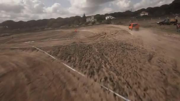 Dusty Road Race Action Volo Fpv Insegue Camion Arancione Durante — Video Stock