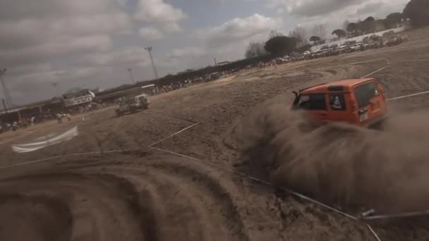 Acción Fpv Naranja Land Rover Pantanos Abajo Surcos Arena Profunda — Vídeos de Stock