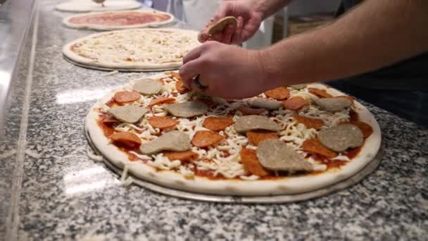 Las Manos Los Chefs Agregan Albóndigas Rodajas Aderezos Salchichas Pizza — Vídeo de stock