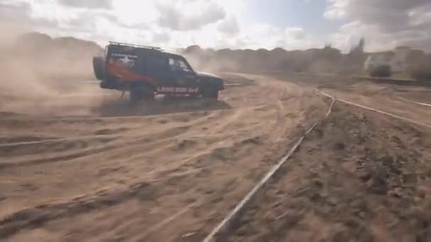 Fpv Droone Action Land Sur Land Rover Iberlince Road Race — стокове відео