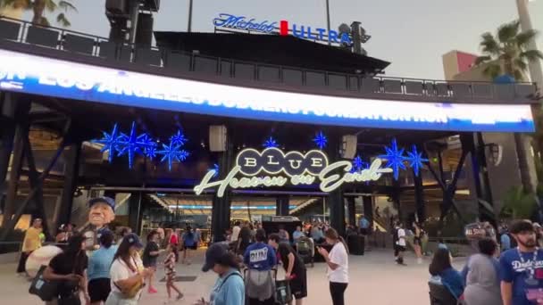 Blue Michelob Heaven Earth Assine Dodger Stadium Com Pessoas Reunindo — Vídeo de Stock