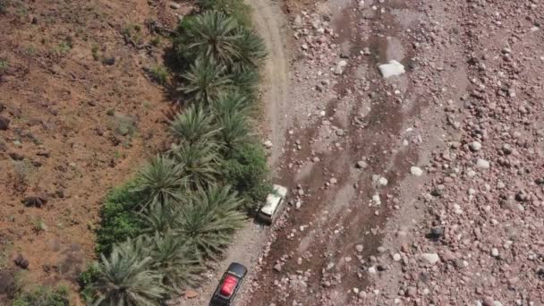 三辆越野车缓慢跨越险境的空中自上而下的景象 — 图库视频影像