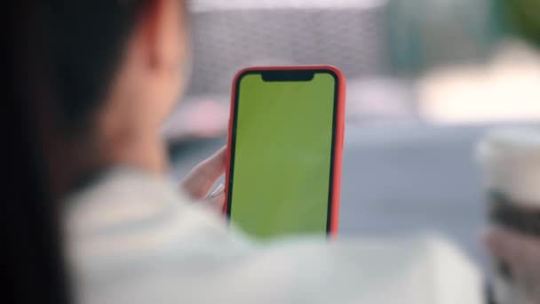 Widok Tyłu Ramienia Cyfrowy Smartfon Zielonym Ekranem Rękach Białej Kobiety — Wideo stockowe