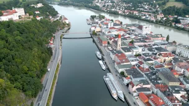 Luftaufnahme Passau Schöne Mittelalterliche Stadt Deutschland Beliebt Bei Touristen Zusammenfluss — Stockvideo