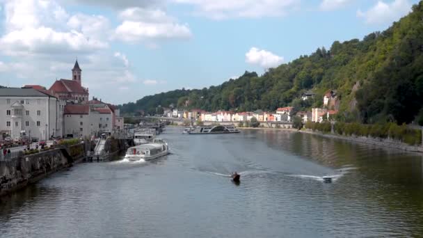 ボート船はパサウのドナウ川を航行する ドイツとオーストリアの間の歴史的な国境の町美しい川 観光客や遠足で人気 — ストック動画