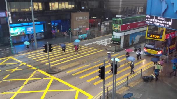 Pessoas Segurando Guarda Chuva Cruzando Estrada Central Hong Kong Durante — Vídeo de Stock