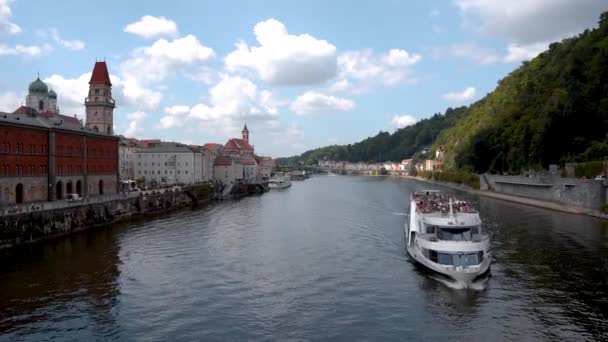 Barco Navega Sobre Danúbio Passau Cidade Fronteiriça Histórica Entre Alemanha — Vídeo de Stock