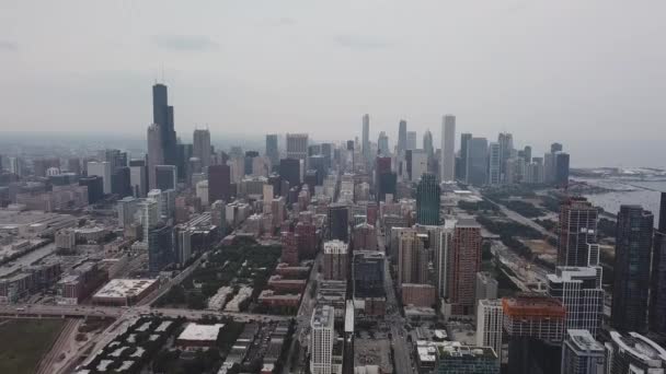 芝加哥 伊利诺伊州天际线向右移动的空中镜头 — 图库视频影像