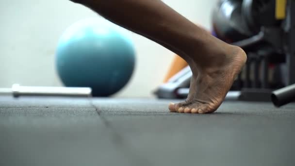 Close Pessoa Fazendo Exercício Fitness Pernas Visíveis Durante Ação Push — Vídeo de Stock