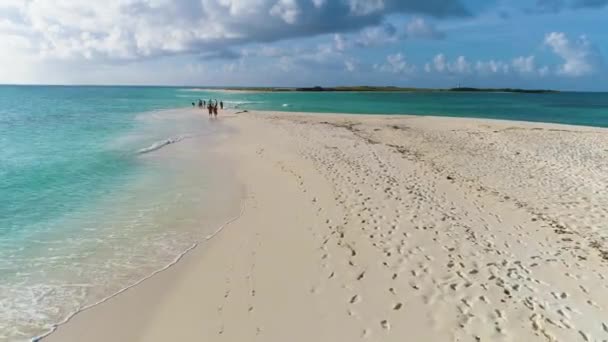Друзі Насолоджуються Хвилями Споглядання Заходу Сонця Білому Піщаному Пляжі Райський — стокове відео