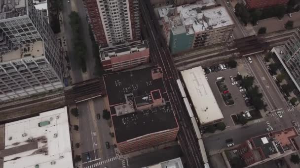 Повітряні Кадри Поїзда Чикаго Штат Іллінойс Через Будівлі — стокове відео