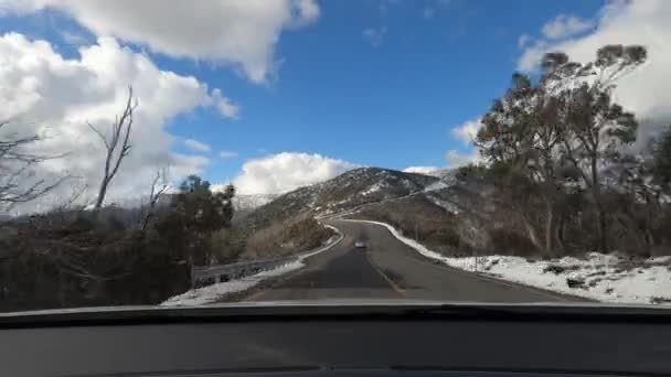 Тимчасова Подорож Великій Альпійській Дорозі Австралії Вражаючим Виглядом Вкриті Снігом — стокове відео
