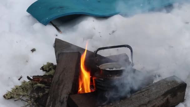 澳大利亚高山地区雪地大火上的一种传统的澳大利亚胆汁沸腾水 — 图库视频影像