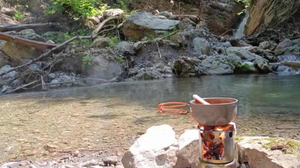 Persona Añadir Madera Cocina Vagabunda Para Cocinar Sopa Naturaleza — Vídeo de stock