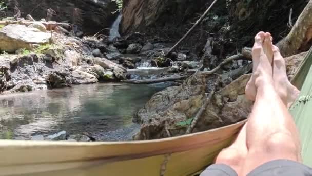 Pov Vista Cara Que Coloca Rede Lado Belo Rio Cachoeira — Vídeo de Stock