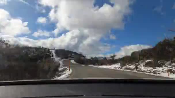 一种观点认为 开车沿着澳大利亚的高山大道飞驰而过 山上有积雪和雪胶 — 图库视频影像