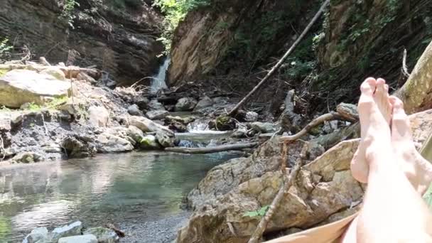 Guy Relaxar Rede Lado Belo Rio Cachoeira Com Pequeno Lugar — Vídeo de Stock