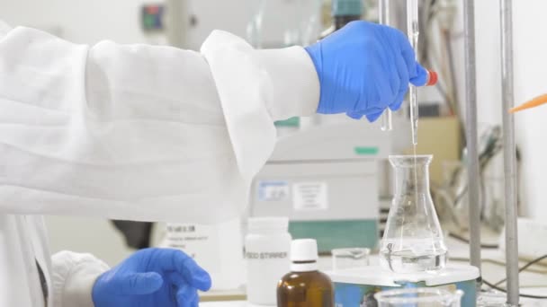 Farmacéutico Químico Científico Haciendo Una Prueba Laboratorio Verter Líquido Que — Vídeo de stock