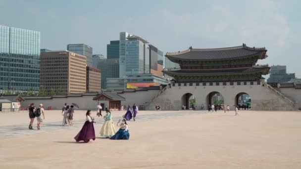 Locais Turistas Trajes Hanbok Palácio Gyeongbokgung Com Porta Gwanghwamun Horizonte — Vídeo de Stock