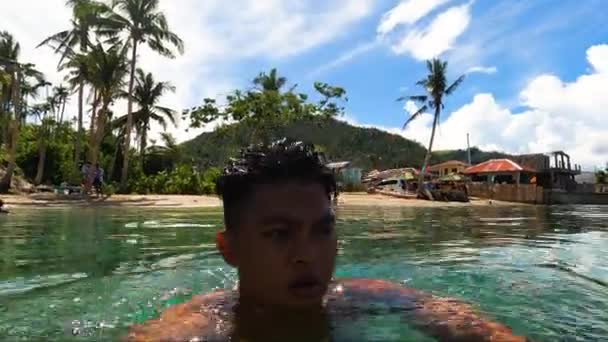Tan Asian Man Swims Underwater Action Camera Summer 사이트 Pov — 비디오