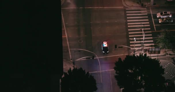 Cop Car Con Sirenas Llorando Carreras Calle Abajo Centro Los — Vídeo de stock