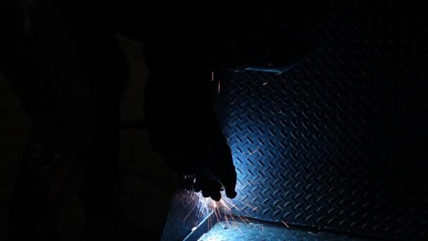 燃烧热焊弧产生蓝光 而工人们则将板材连接在一起 — 图库视频影像
