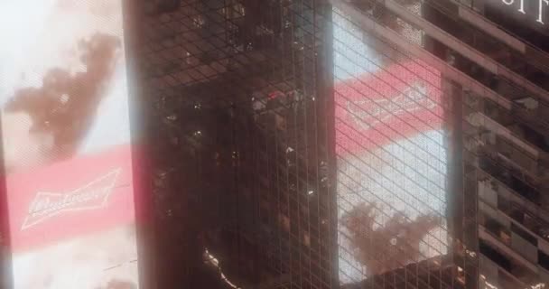 巨大的电子广告牌展示照亮了摩天大楼的窗户 — 图库视频影像