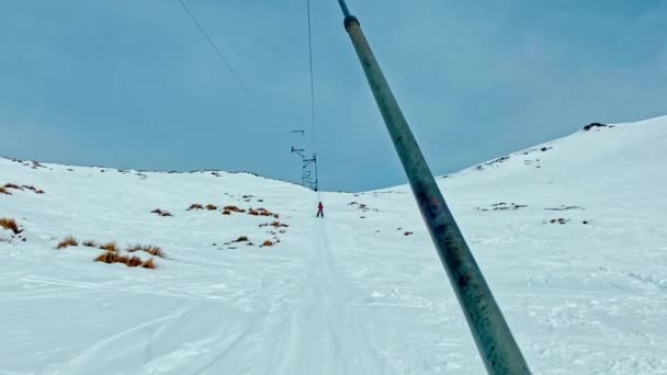 ハンマースプリングスニュージーランド 若い男の子としての視点は ナッツクラッカースキーリフトで雪に覆われた斜面に乗っています — ストック動画