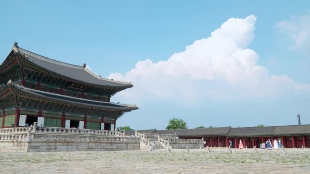 Grupo Mulheres Vestido Tradicional Hanbok Perto Geunjeongjeon Throne Hall Gyeongbokgung — Vídeo de Stock