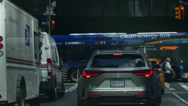 New York City Verkehr Einer Roten Ampel Fußgänger Und Fahrzeuge — Stockvideo