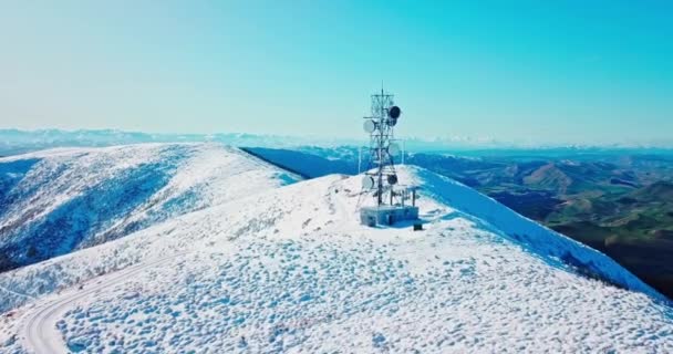 Volo Cinematografico Basso Livello Oltre Monte Grigio Innevato Stazione Comunicazione — Video Stock