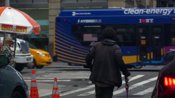 Dakloze Man New York City Zwarte Mannelijke Bedelaar Vraagt Geld — Stockvideo