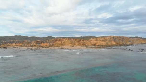 空中射击向前推进 驶向澳大利亚南部海岸线外海面平静的海滩 — 图库视频影像