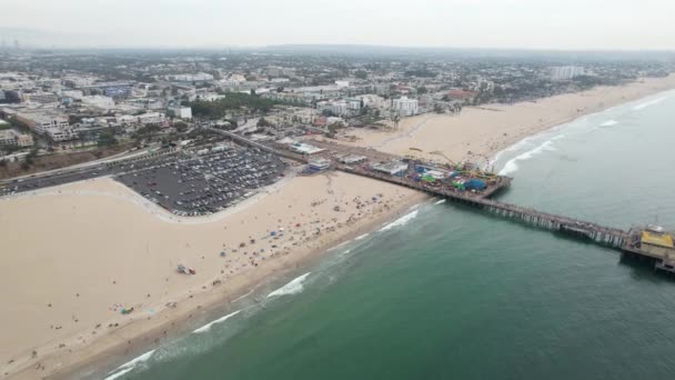 Flygfoto Över Santa Monica Piren Och Sandiga Gyllene Strand Semesterhotell — Stockvideo