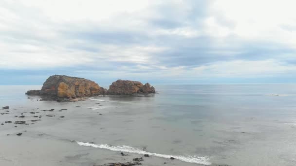 Luftaufnahme Vorwärts Über Einer Felsformation Der Küste Ruhiger See Südlichen — Stockvideo