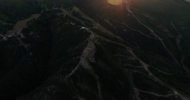 Plato Aéreo Hasta Revelar Puesta Sol Sobre Pistas Esquí Montaña — Vídeo de stock