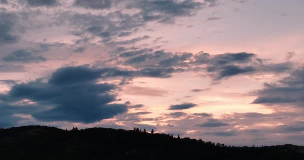 Antena Obiektywie Zoom Zachodu Słońca Nad Górami Gdy Sosna Przelatuje — Wideo stockowe