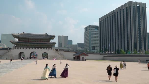 Vrouwen Dragen Traditionele Hanbok Het Gyeongbokgung Palace Seoul Zuid Korea — Stockvideo