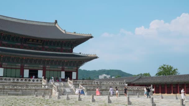Туристи Відвідують Дьонджонджон Тронну Залу Палацу Кьонбокгун Туристичні Пам Ятки — стокове відео