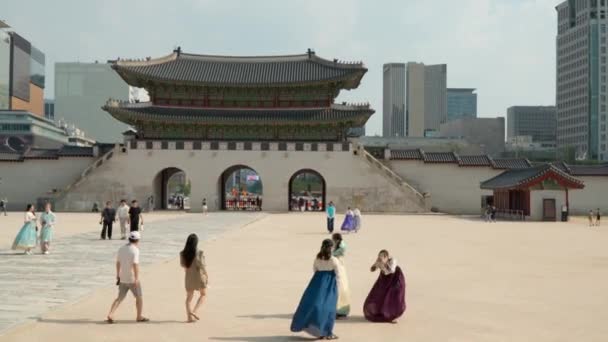 Turistler Hanbok Kostümlü Genç Kızlar Arka Planda Gwanghwamun Kapısı Olan — Stok video