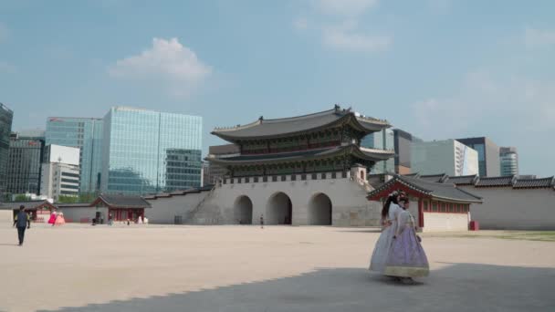 Молоді Дівчата Традиційному Ганбокському Вбранні Taking Pictures Popular Gyeongbokgung Palace — стокове відео