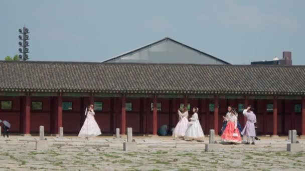 Mladé Ženy Tradičním Hanboku Šaty Fotografování Gyeongbokgung Palace Blízkosti Trůnního — Stock video