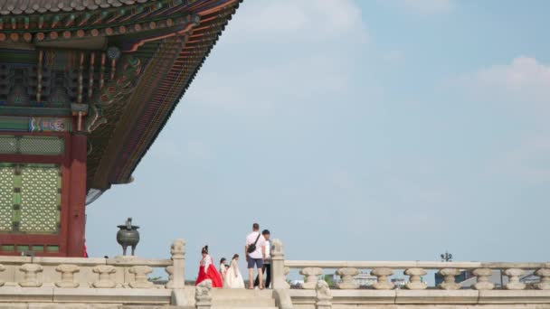 Pengunjung Teras Batu Balai Geunjeongjeon Istana Gyeongbokgung Seoul Korea Selatan — Stok Video