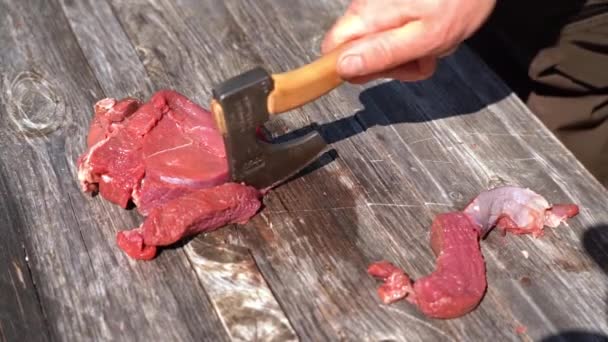 Manos Masculinas Usando Pequeño Hacha Senderismo Para Cortar Filetes Carne — Vídeo de stock