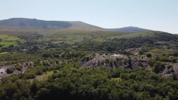 Dorothea Verimli Yoğun Snowdonia Dağ Ormanlarının Hava Manzarasında Kullanılmayan Fazla — Stok video