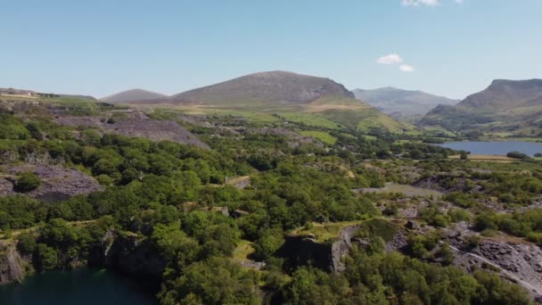 Dorothea Afgebroken Overwoekerde Leisteen Mijnbouw Steengroeve Weelderige Dichte Magische Snowdonia — Stockvideo