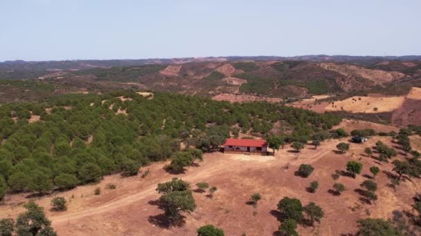 キャビンは ポルトガルのAlentejoにある農業農場と丘陵と山に囲まれています 空中オービットショット — ストック動画