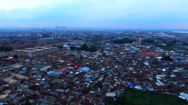 ナイジェリアのアブジャのジャヒ地区は 拡大する住宅地とビジネスコミュニティです 夕暮れ時の空中飛行 — ストック動画