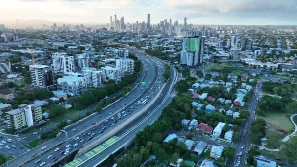 Πετώντας Κοντά Στον Ειρηνικό Αυτοκινητόδρομο Στο Woolloongabba Κοιτάζοντας Προς Brisbane — Αρχείο Βίντεο